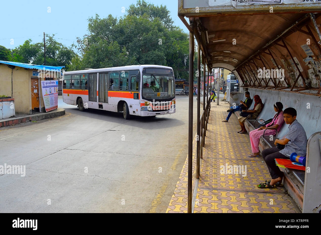 Stadt Bus an einer Bushaltestelle ankommen, Pune, Maharashtra Stockfoto