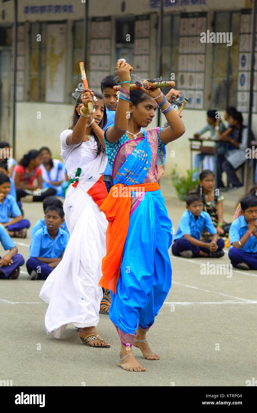 Studentinnen Lazim Übungen durchführen oder Bohrer während der Tag der Unabhängigkeit in Pune, Maharashtra Stockfoto