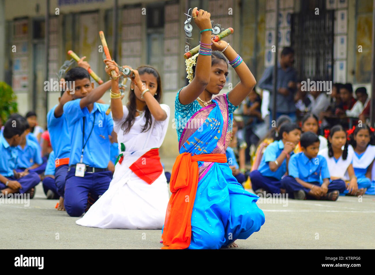 Studentinnen Lazim Übungen durchführen oder Bohrer während der Tag der Unabhängigkeit in Pune, Maharashtra Stockfoto