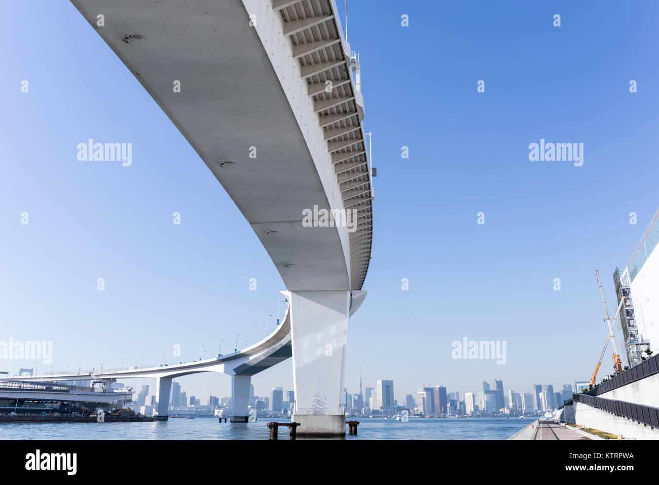 Blick auf die Regenbogenbrücke und den Hafen von Tokio von Ariake; Tokio, Japan Stockfoto