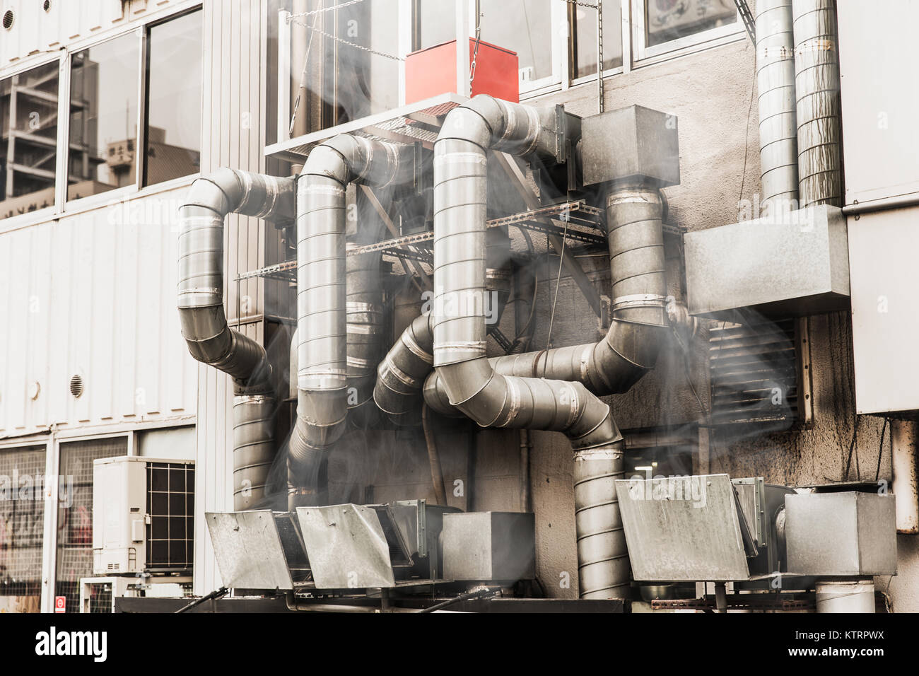 Grunge dreckiges Restaurant rauch Luftleitung Küche airduct für Vakuum Geruch zu belüften. Stockfoto