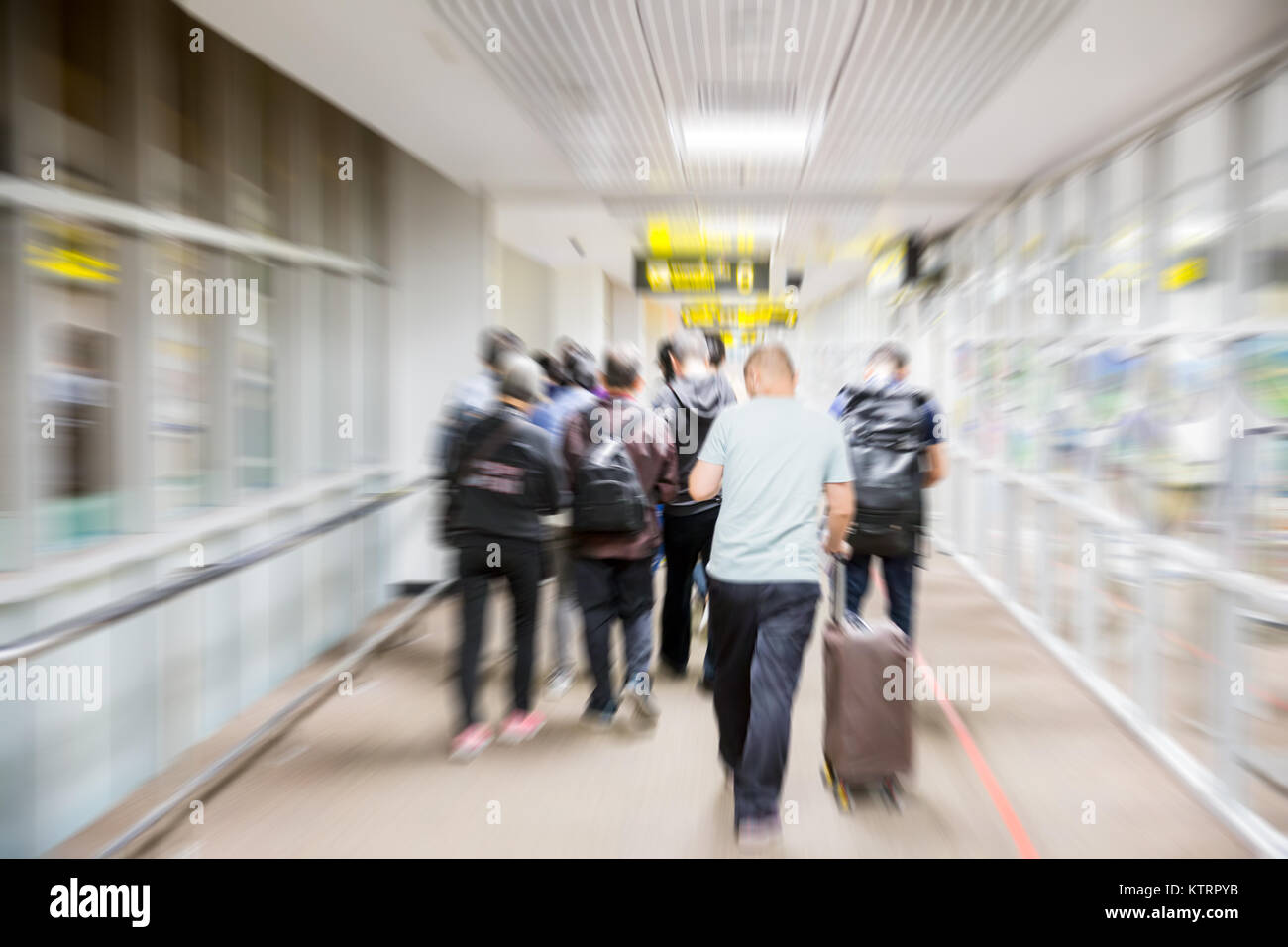 Blur Touristen zu Airport Gateway für Go Travel Concept. Stockfoto