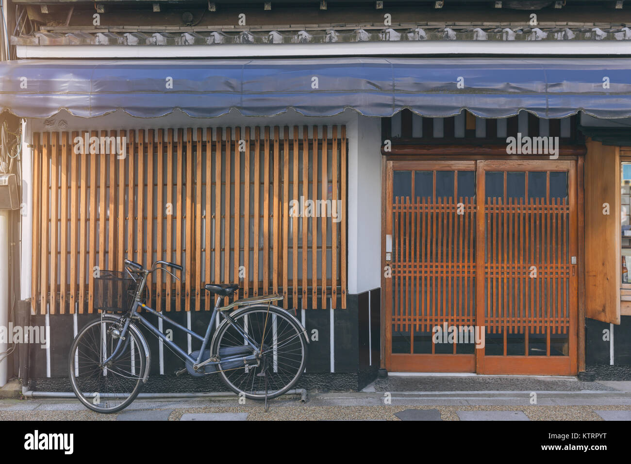 Fahrrad in Japan Parken am Haus vintage Farbe Ton Stockfoto