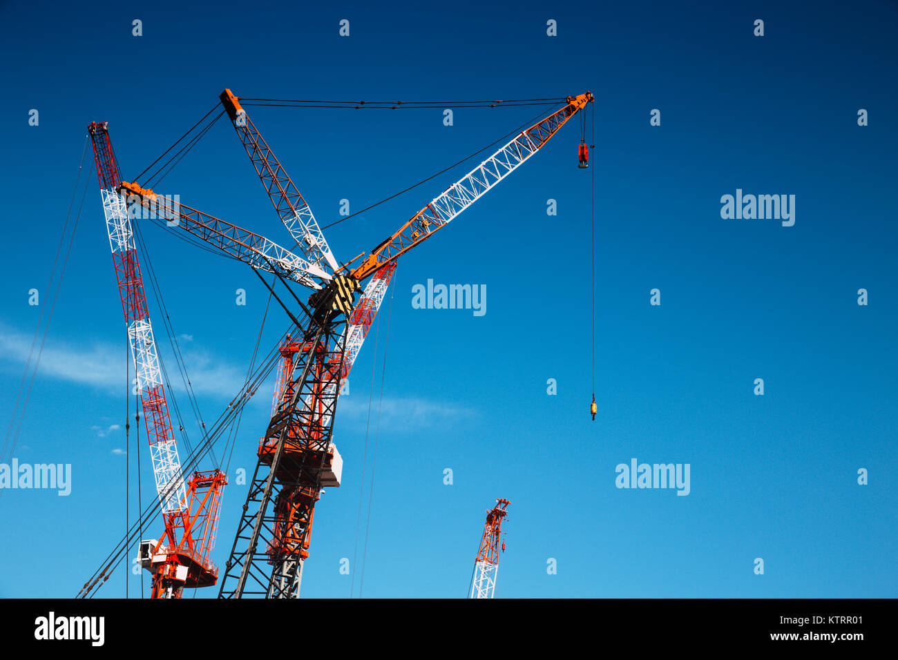 Krane auf blauen Himmel Japan Entwicklung Baustelle Stockfoto