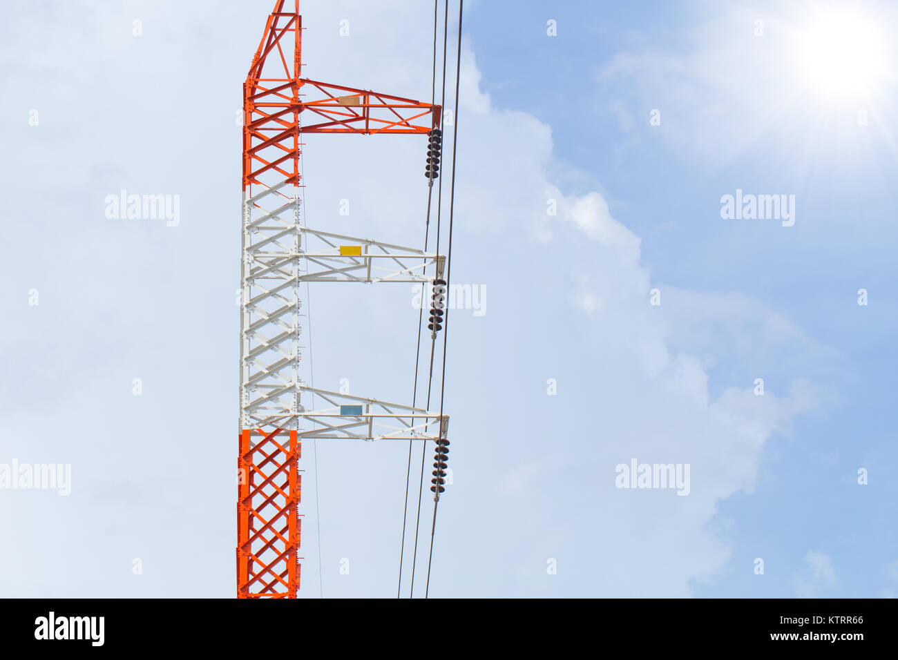Hohe Spannung Strom Power Line Transport Kabel auf Blaue Wolke Himmel Stockfoto