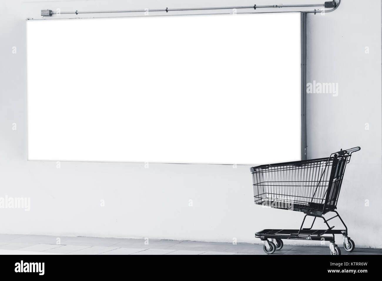 Werbefläche Billboard mit Einkaufswagen im Supermarkt Förderung Verkauf Stockfoto