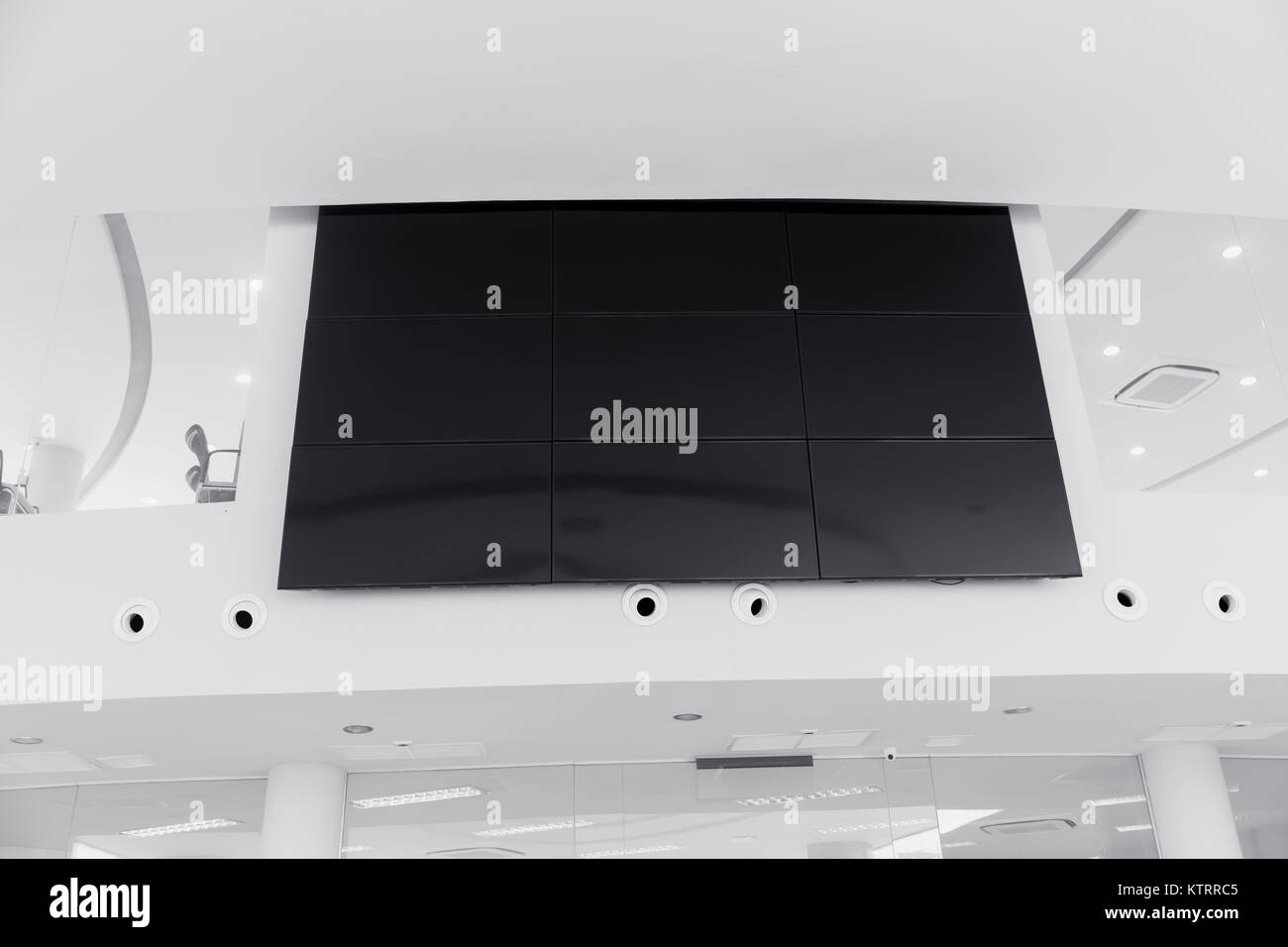 Mehrere LCD-Display im modernen Gebäude Büro Wand mit freistellungspfad an Bildschirm Stockfoto