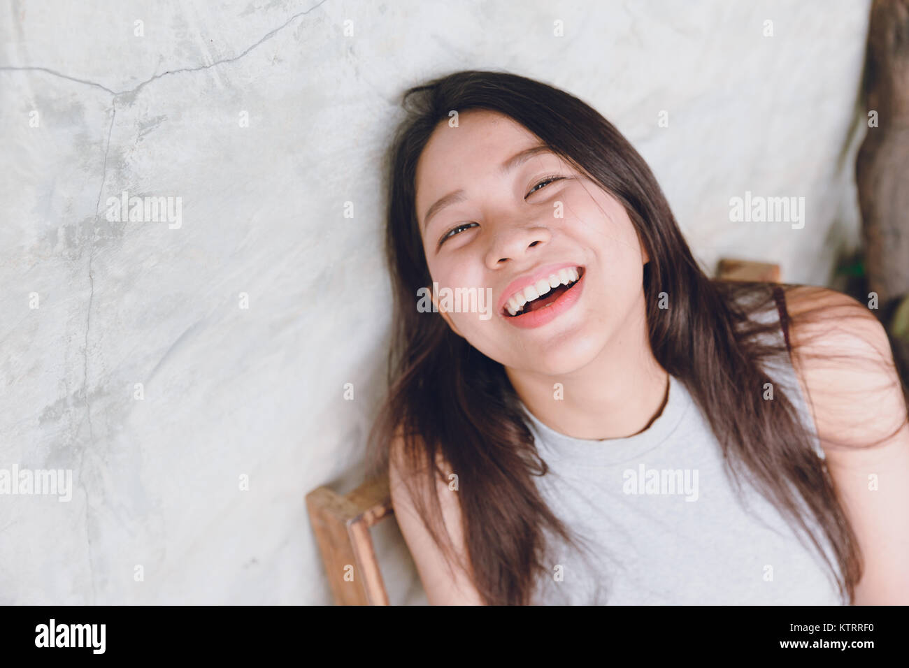 Lachen, asiatische Thai Frauen Porträt gerne lustig mal sitzen Draufsicht mit Platz für Text Stockfoto