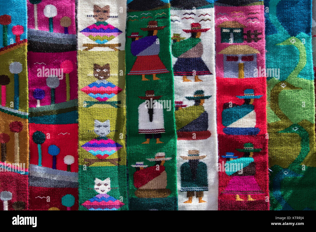 Otavalo, Ecuador-December 23, 2017: indigene Textilien in den Saturdaay Handwerker Markt Stockfoto