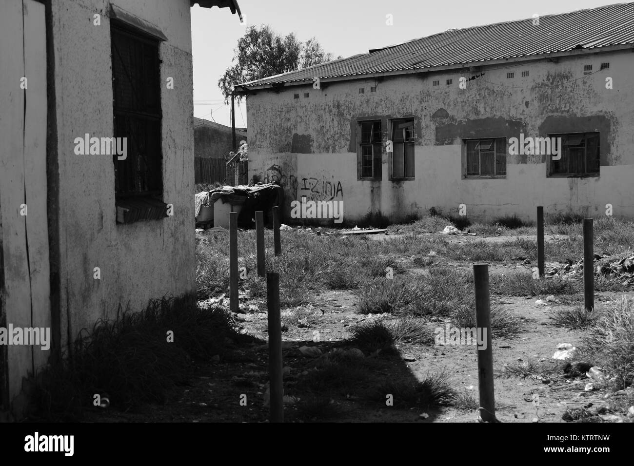 Schwarz-weiß Foto von heruntergekommenen Wohnungen in Langa Township, Western Cape, Südafrika. Stockfoto