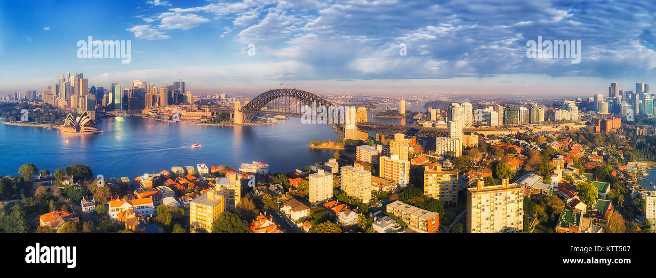 Hafen von Sydney mit Harbour Bridge und die Innenstadt Sehenswürdigkeiten aus Kirribilli Vorort und North Sydney CBD in weiten Antenne Panorama an sonnigen Mor Stockfoto