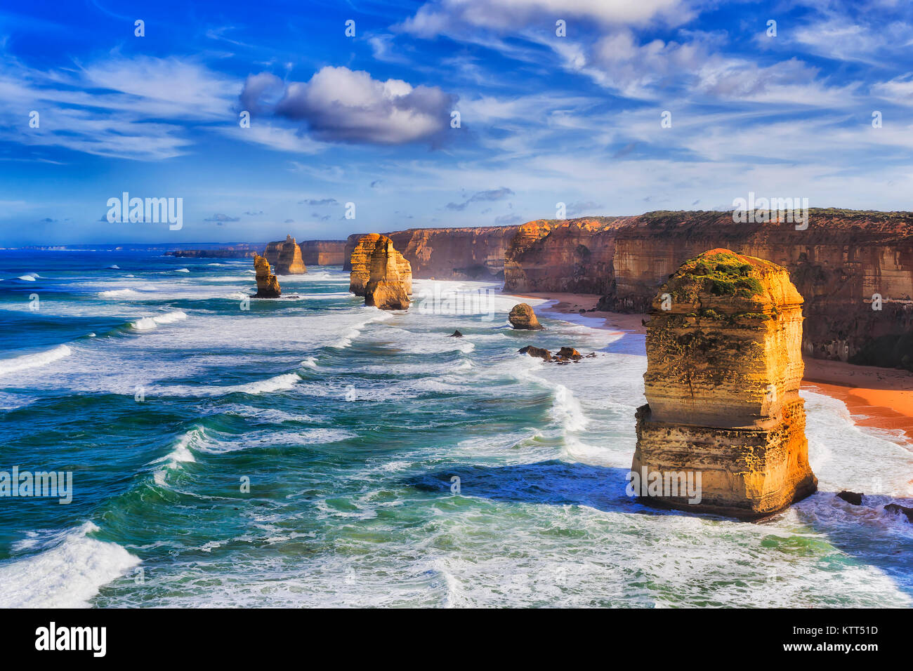 Getrennt erodiert Kalksteinfelsen der zwölf Apostel Felsformation im Marina Park an der Great Ocean Road während des Tages im hellen Sonnenlicht unter Stockfoto