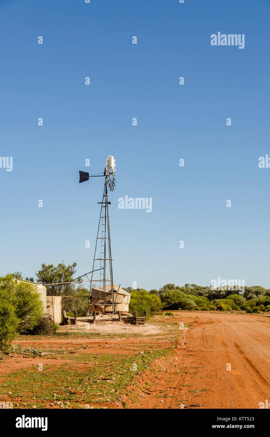 Traditionelle Windmühle in der Wüste bei Kalgoorlie, Westaustralien, Australien Stockfoto