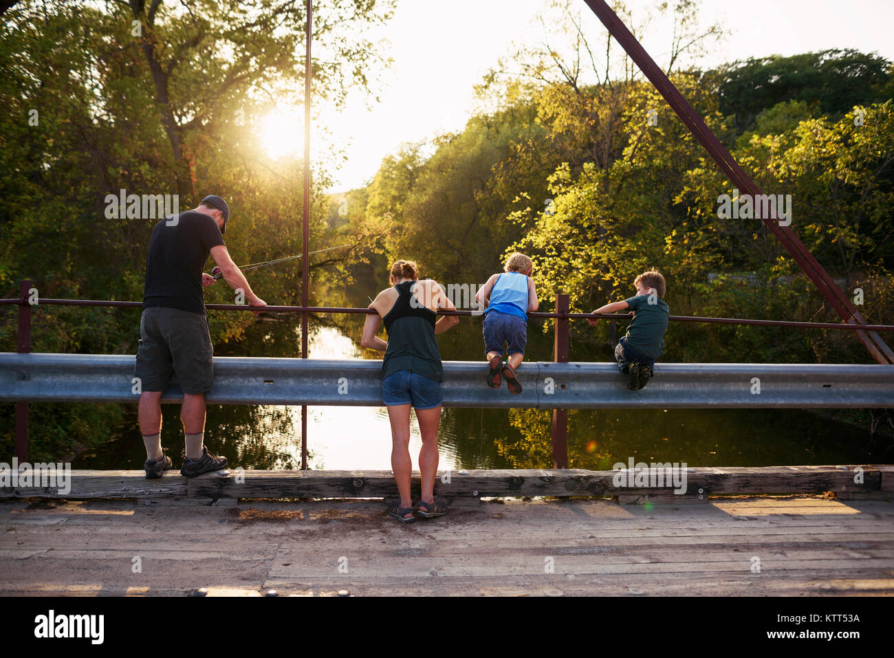 Familie, die auf einer Brücke angeln Stockfoto