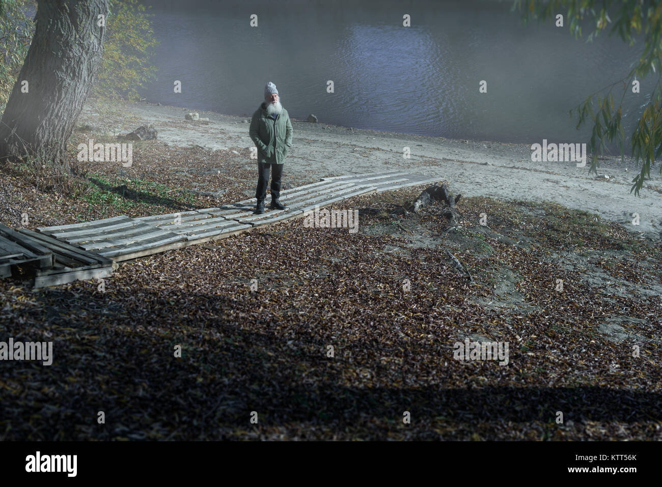 Älterer Mann, der an einem Fluss, Cederberg, Westkap, Südafrika steht Stockfoto