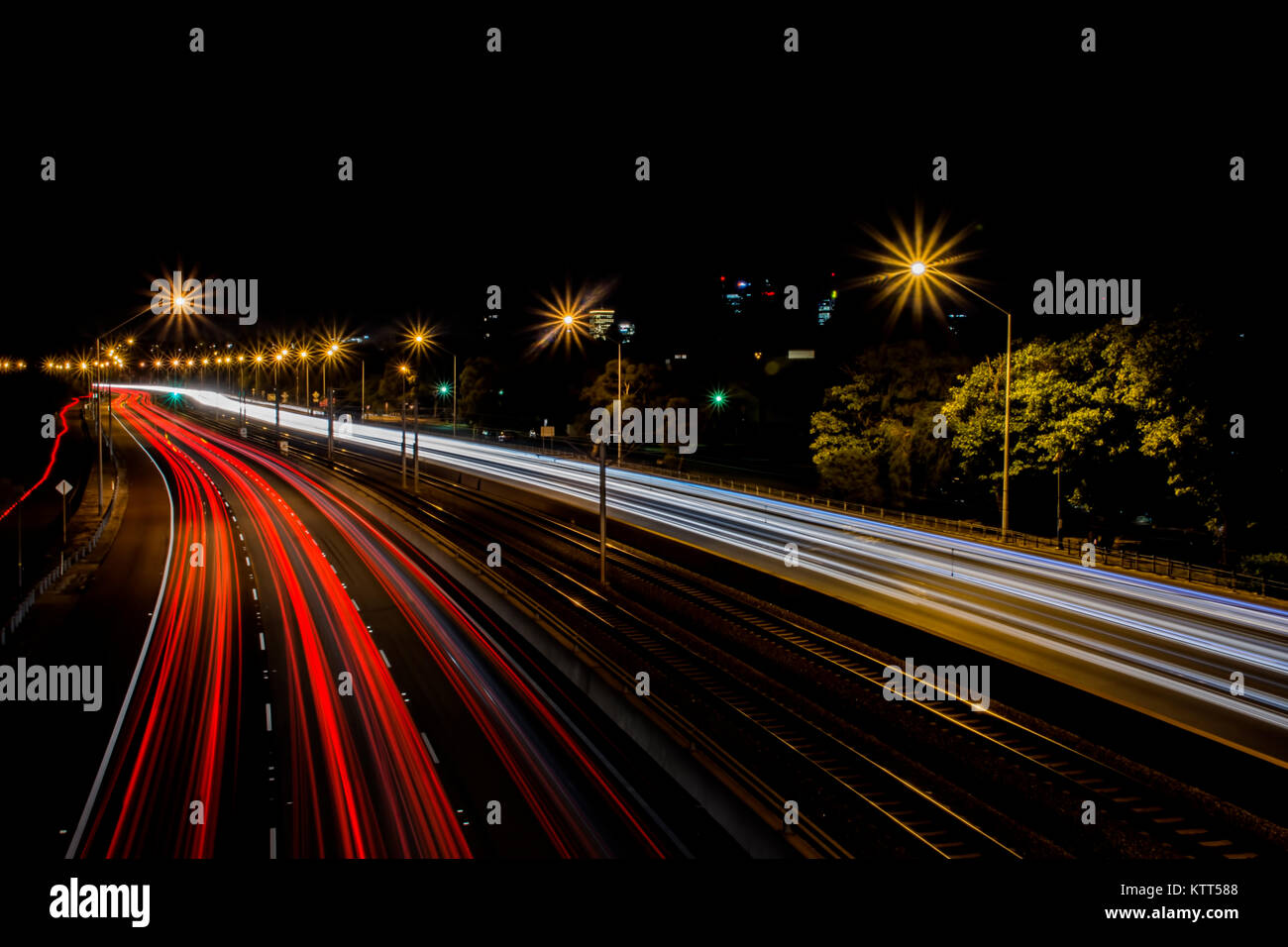 Leichte Wege auf einer Autobahn bei Nacht, Perth, Western Australia, Australien Stockfoto