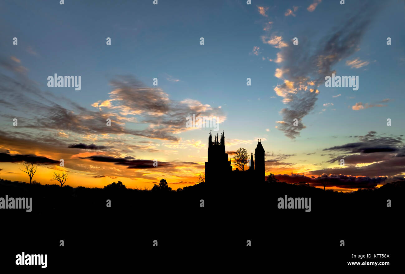 Silhouette einer Kirche in ein Feld Stockfoto