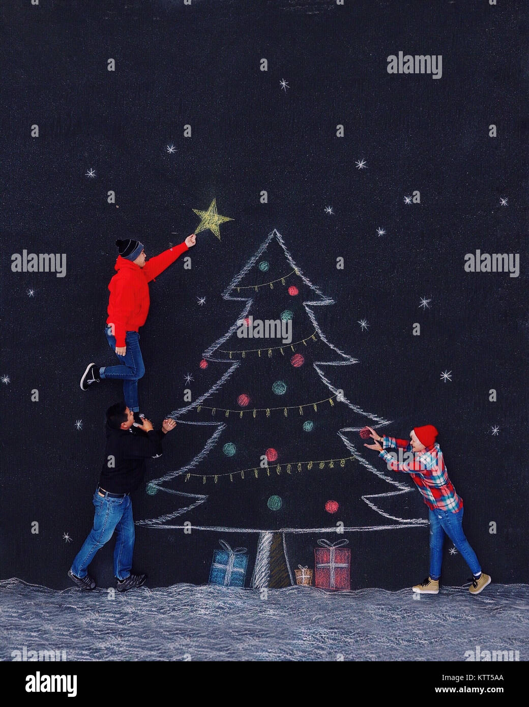 Vater und zwei Kinder Verzieren eines konzeptionellen Weihnachtsbaum Stockfoto