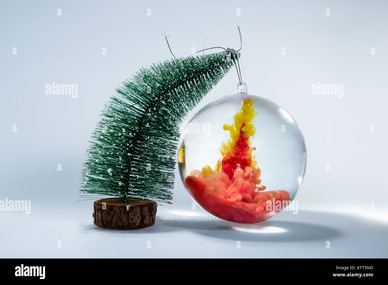 Riesige Christbaumkugel mit Wasser- und Acrylfarben hängen am Weihnachtsbaum gefüllt Stockfoto