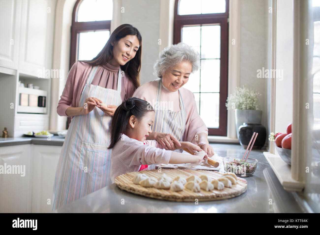Freundliche Familie Knödel in der Küche Stockfoto