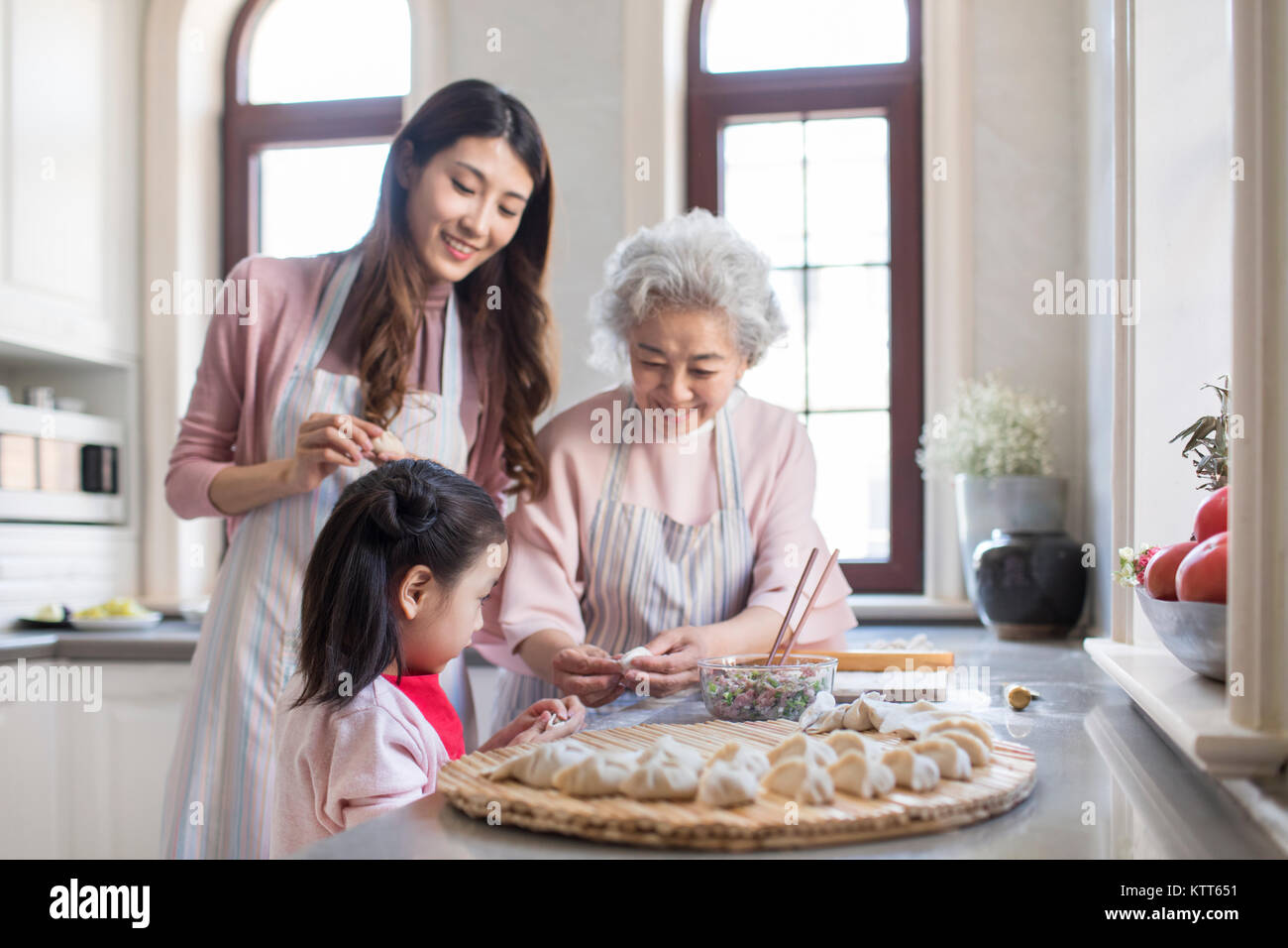 Freundliche Familie Knödel in der Küche Stockfoto