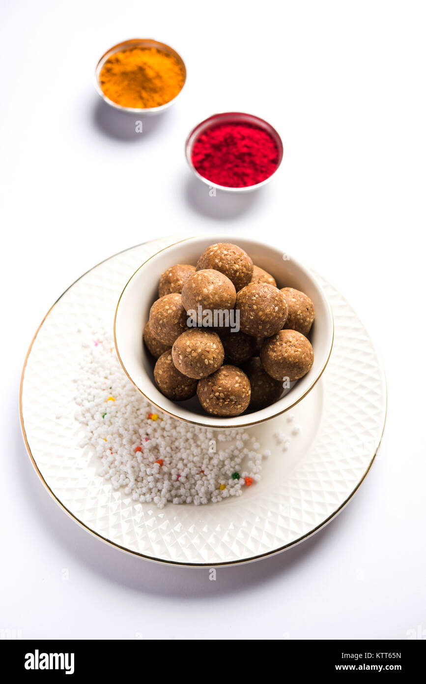 Tilgul oder Til Gul mit Haldi Kumkum und Halwa/chiranji oder Zucker Kugeln für Makar Sankranti Festival Stockfoto