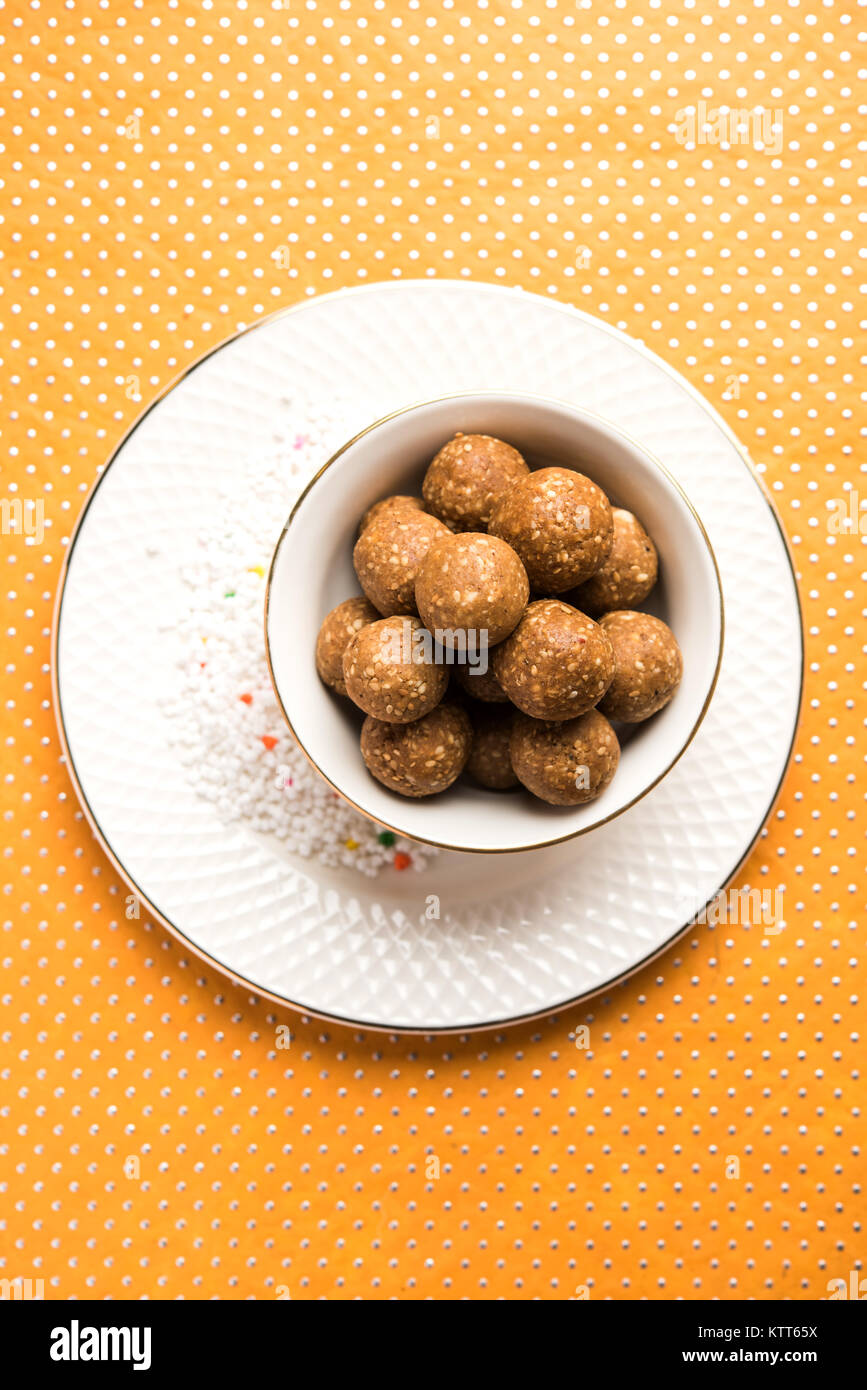 Tilgul oder Til Gul mit Haldi Kumkum und Halwa/chiranji oder Zucker Kugeln für Makar Sankranti Festival Stockfoto