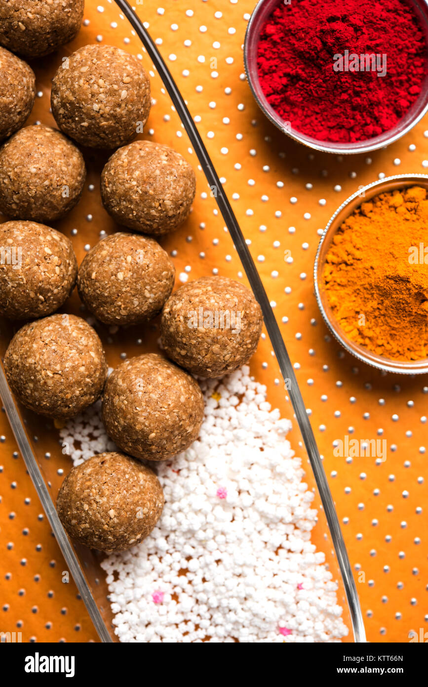 Tilgul oder Til Gul mit Haldi Kumkum und Halwa/chiranji oder Zucker Kugeln für Makar Sankranti Festival Stockfoto