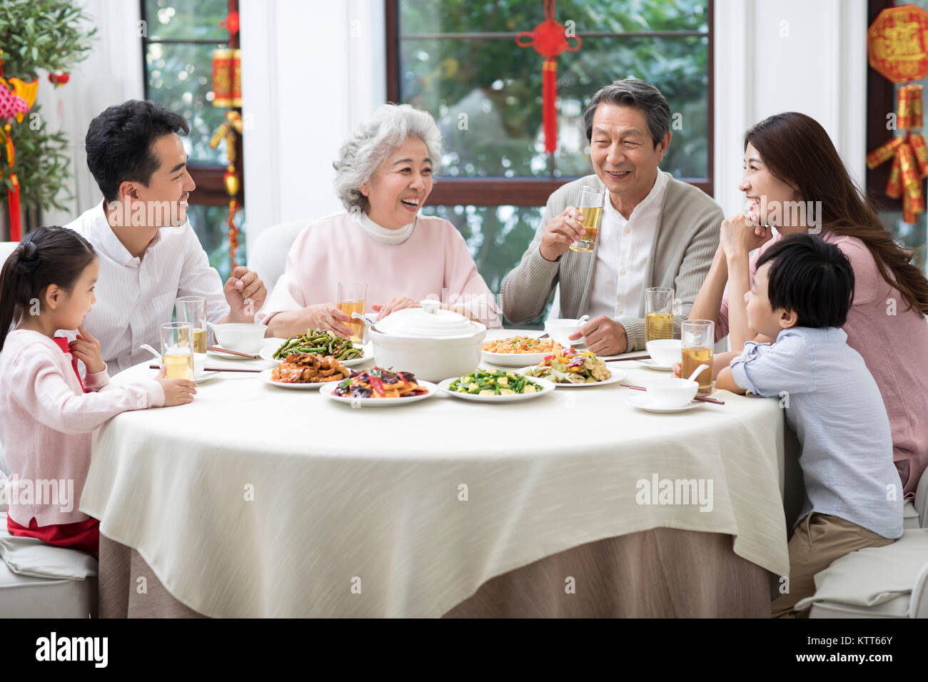 Happy Family in Chinesischen neue Jahr Abendessen Stockfoto