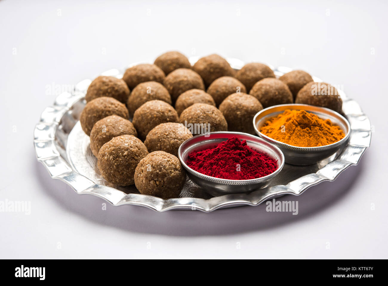Tilgul oder Til Gul mit Haldi Kumkum und Halwa/chiranji oder Zucker Kugeln für Makar Sankranti Festival Stockfoto