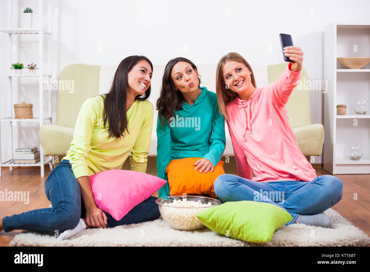 Drei Freunde sitzen im Zimmer und unter selfie. Stockfoto