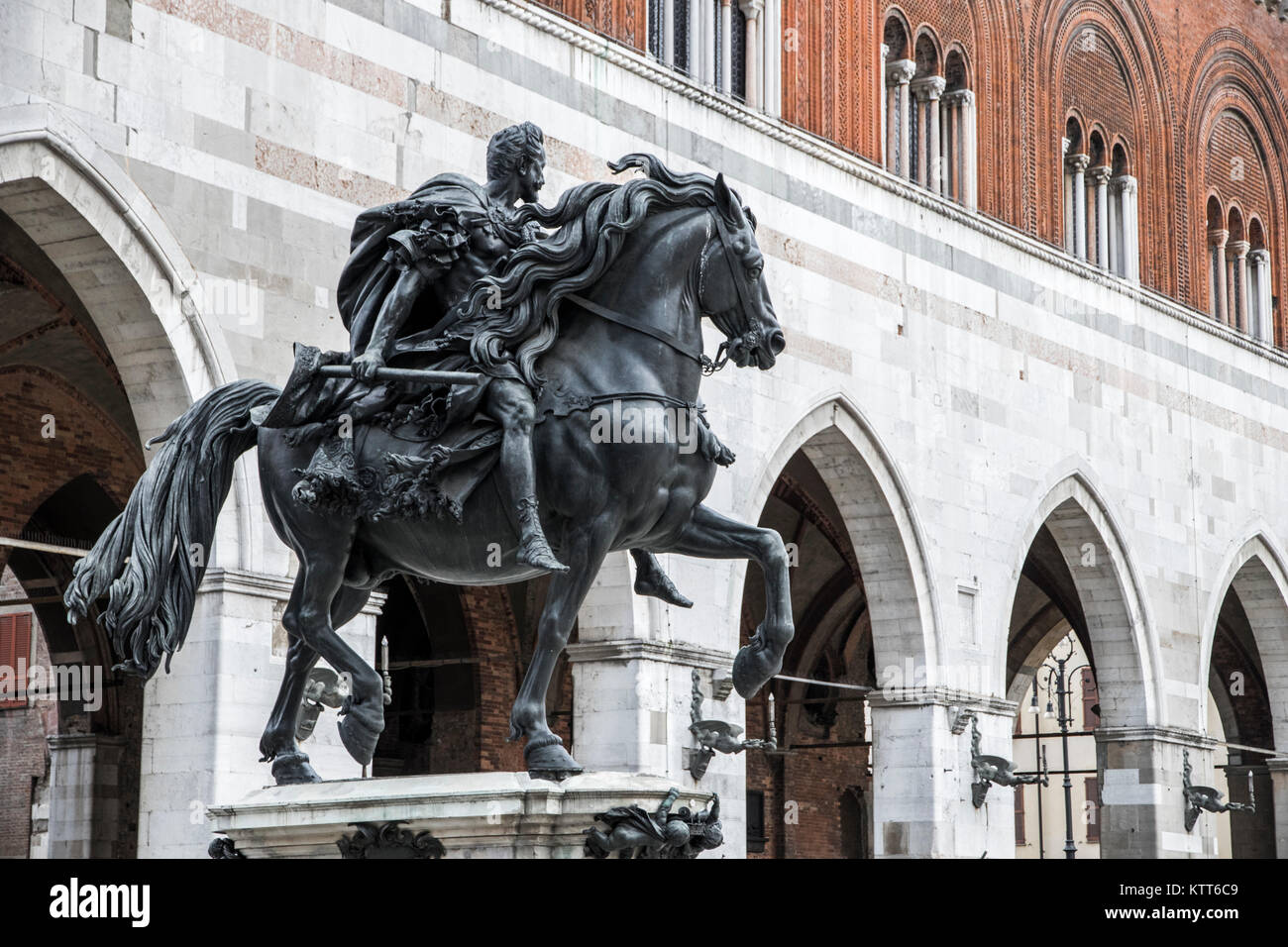 Einer der Reiter Statuen der Farnese in der Piazza Cavalli von Piacenza, Emilia-Romagna, Italien, mit dem Palazzo Comunale oder Palazzo erhielt Stockfoto