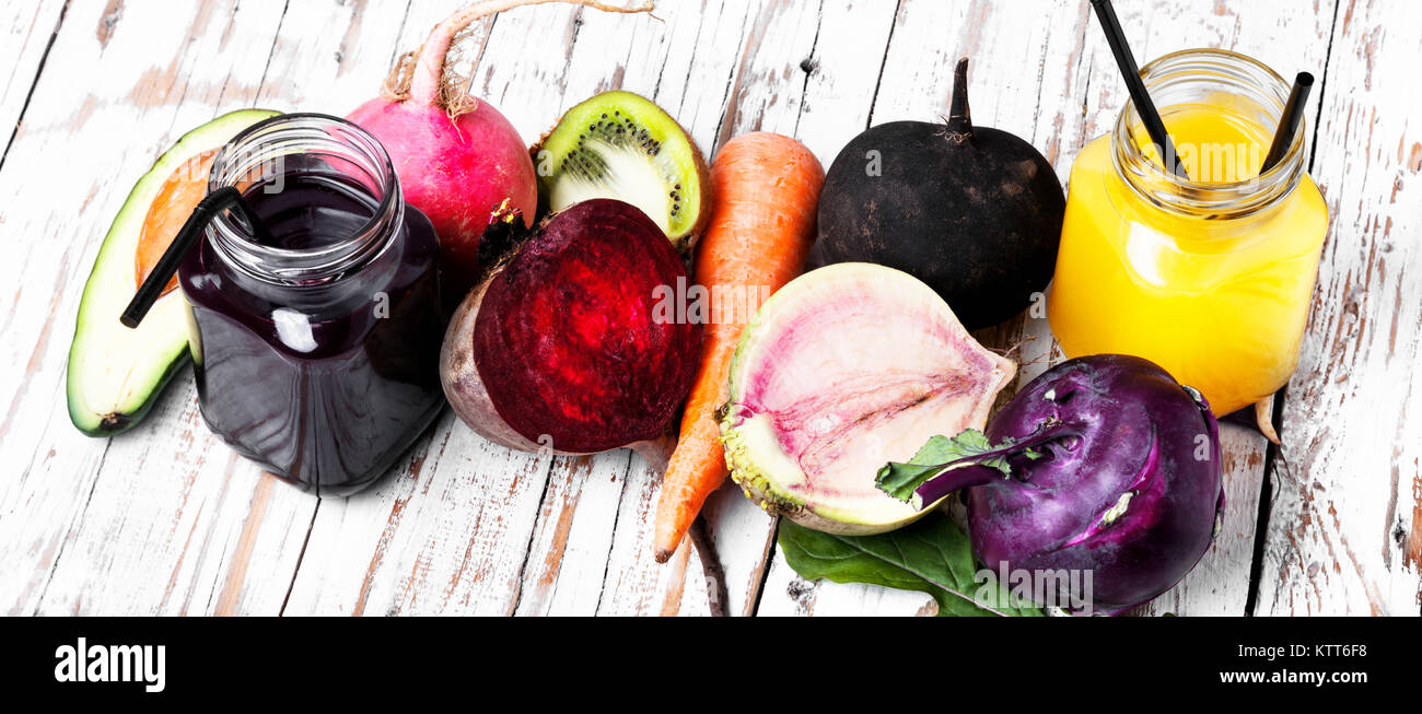 Gesunde Ernährung Saft aus frischen Gemüse und Obst Stockfoto