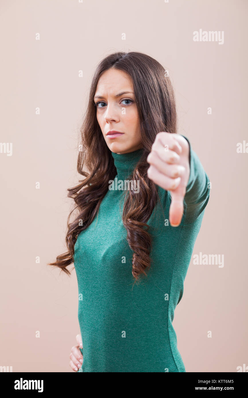 Porträt von Frauen, die unzufrieden ist Daumen zeigt nach unten Stockfoto