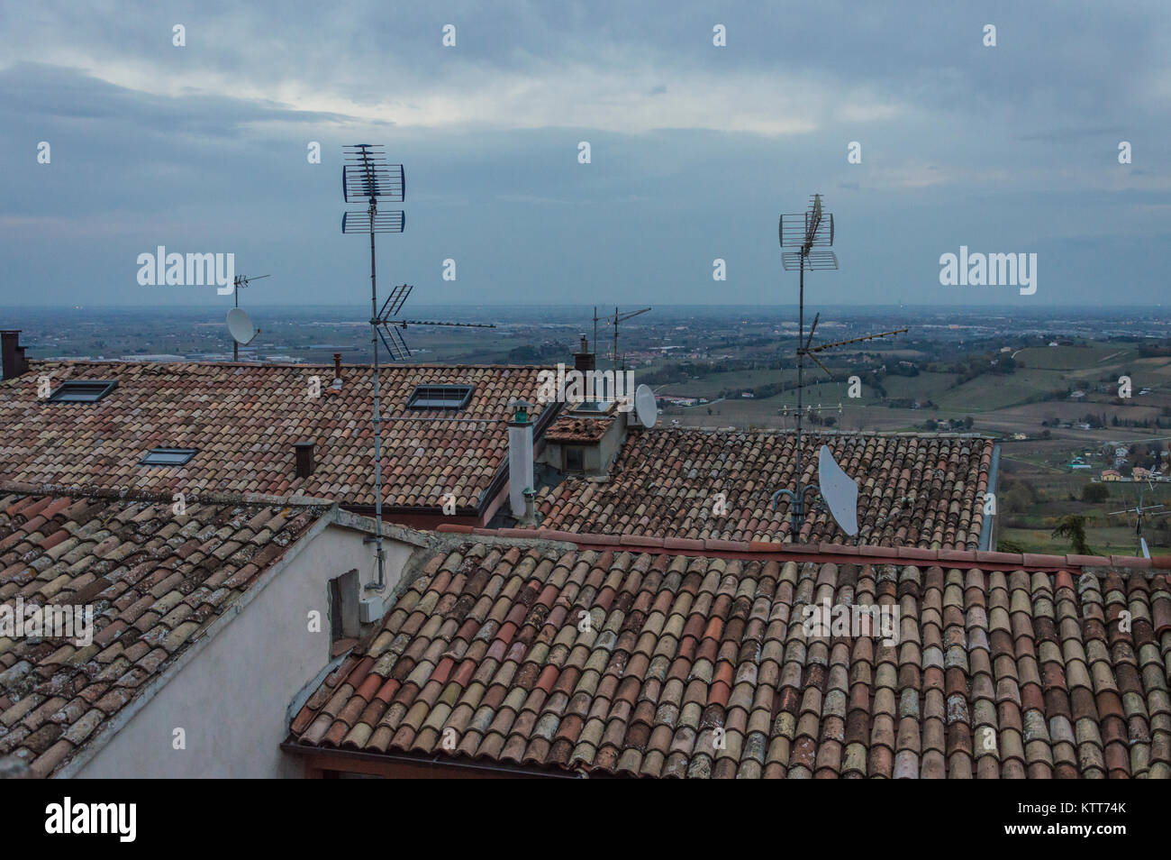 Viele verschiedene Arten von Antennen auf dem Dach von Gebäude Stockfoto