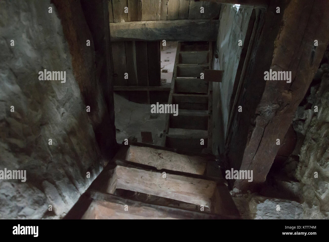 Treppen und unterirdischen Keller in alten mittelalterlichen Turm Stockfoto