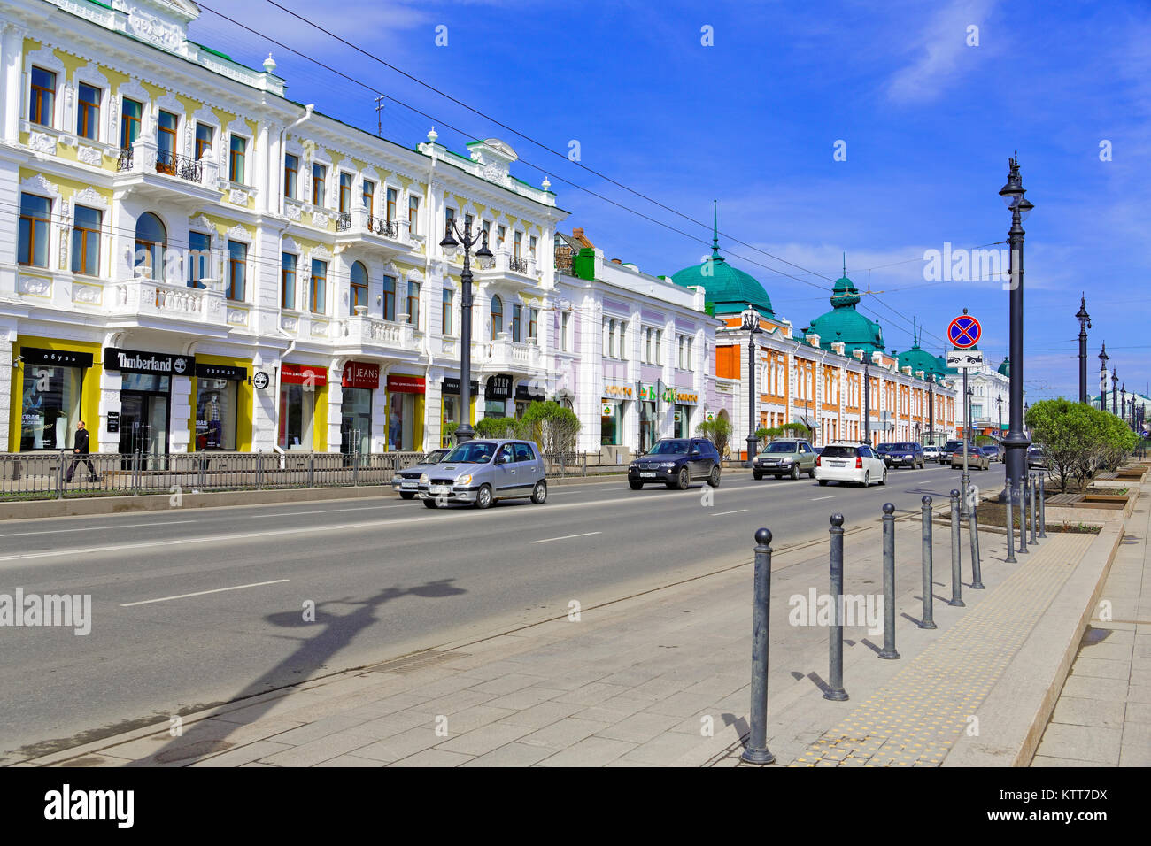 Editorial. Russland, Sibirien, Omsk, 12. Mai 2017. Autos bewegen auf eine Straße benannt nach Lenin Stockfoto