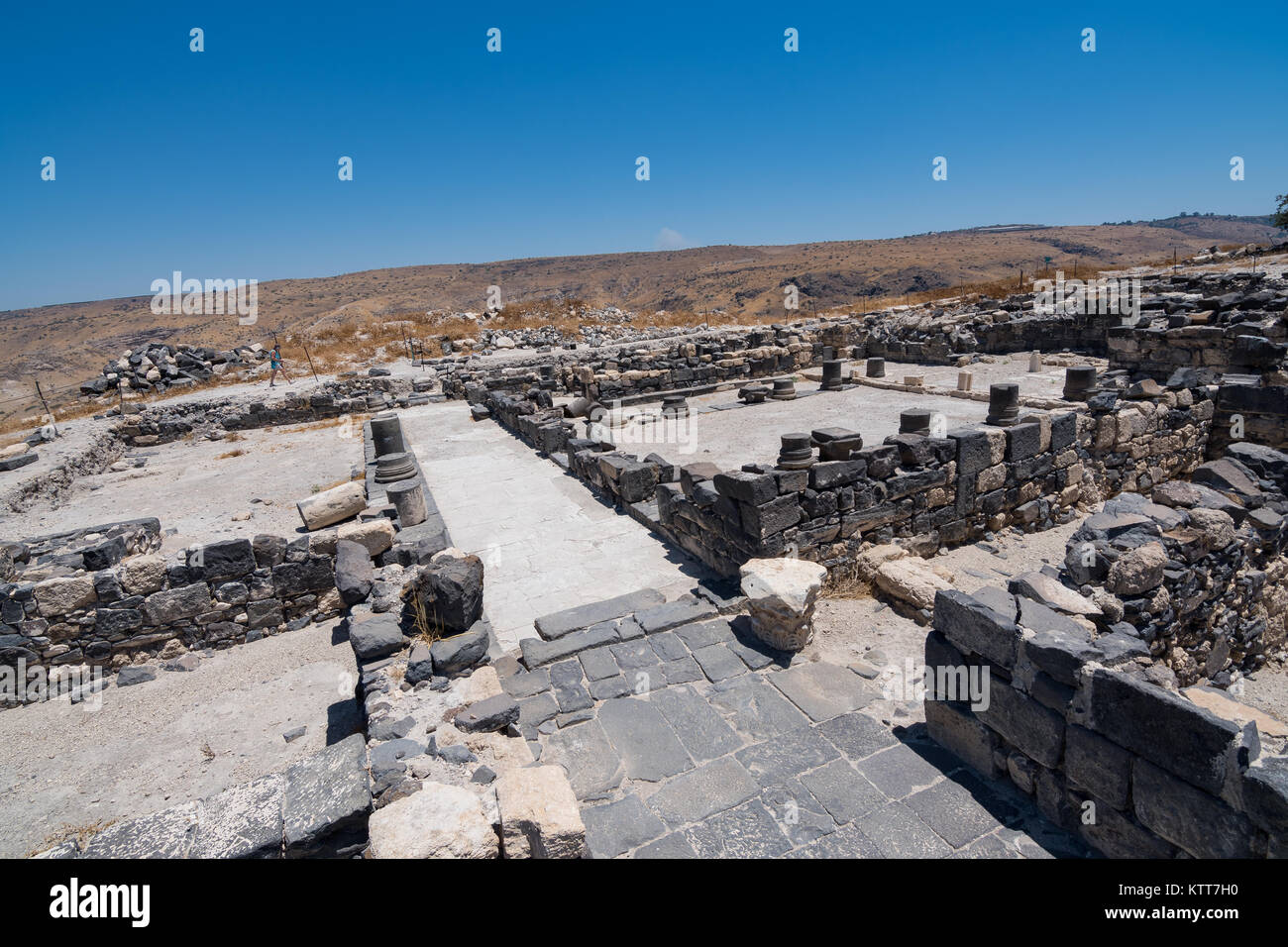 Blick auf eine der Kirchen auf Basalt an der antiken Stätte von Hippos-Sussita in Israel gebaut. Stockfoto