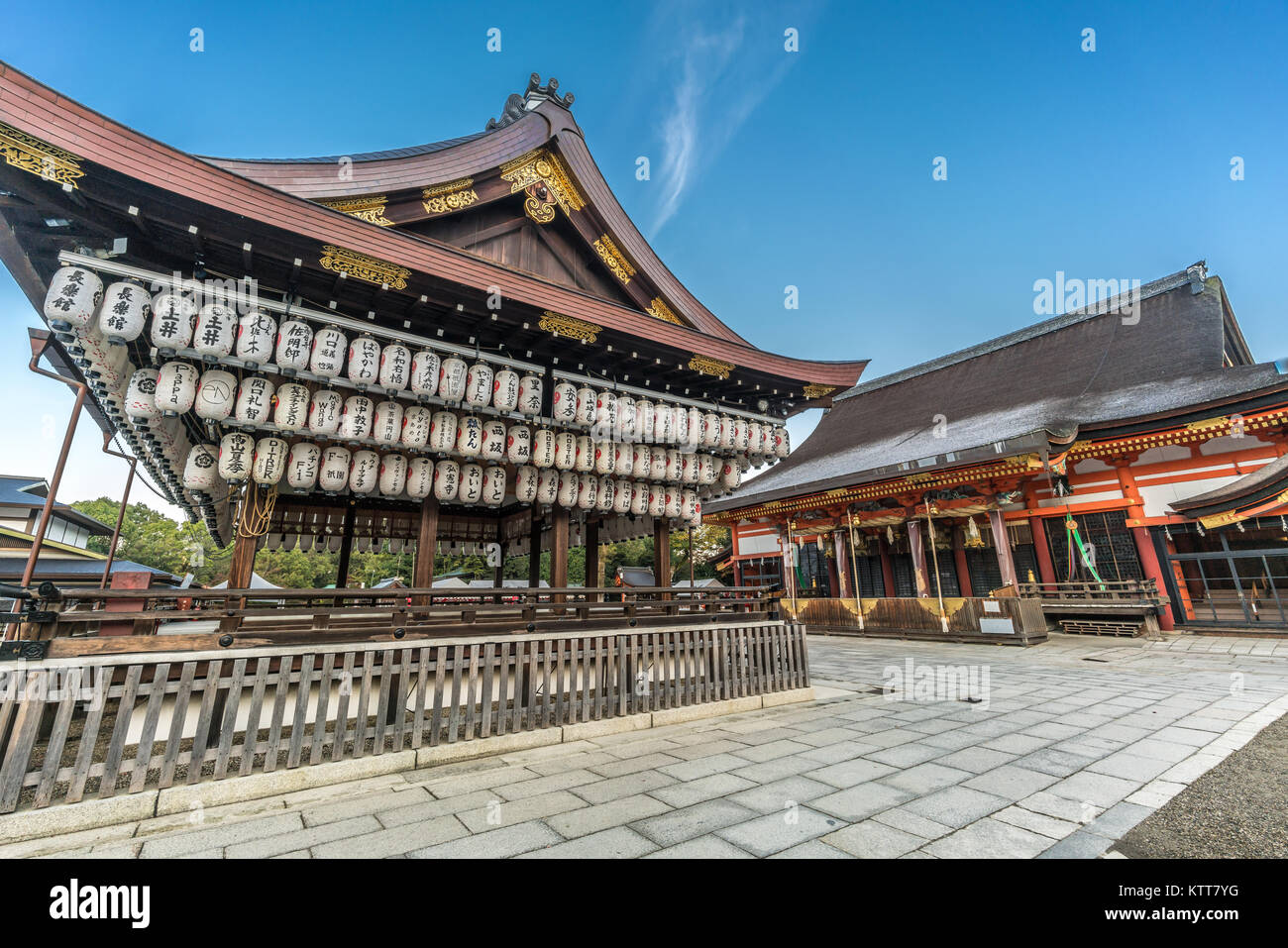 Honden (Main Hall) und Maidono (Dance Hall) mit Laternen (Chouchin) mit den Namen der Spender. Yasaka Shinto Schrein bei Sonnenaufgang. Kyoto, Japan Stockfoto