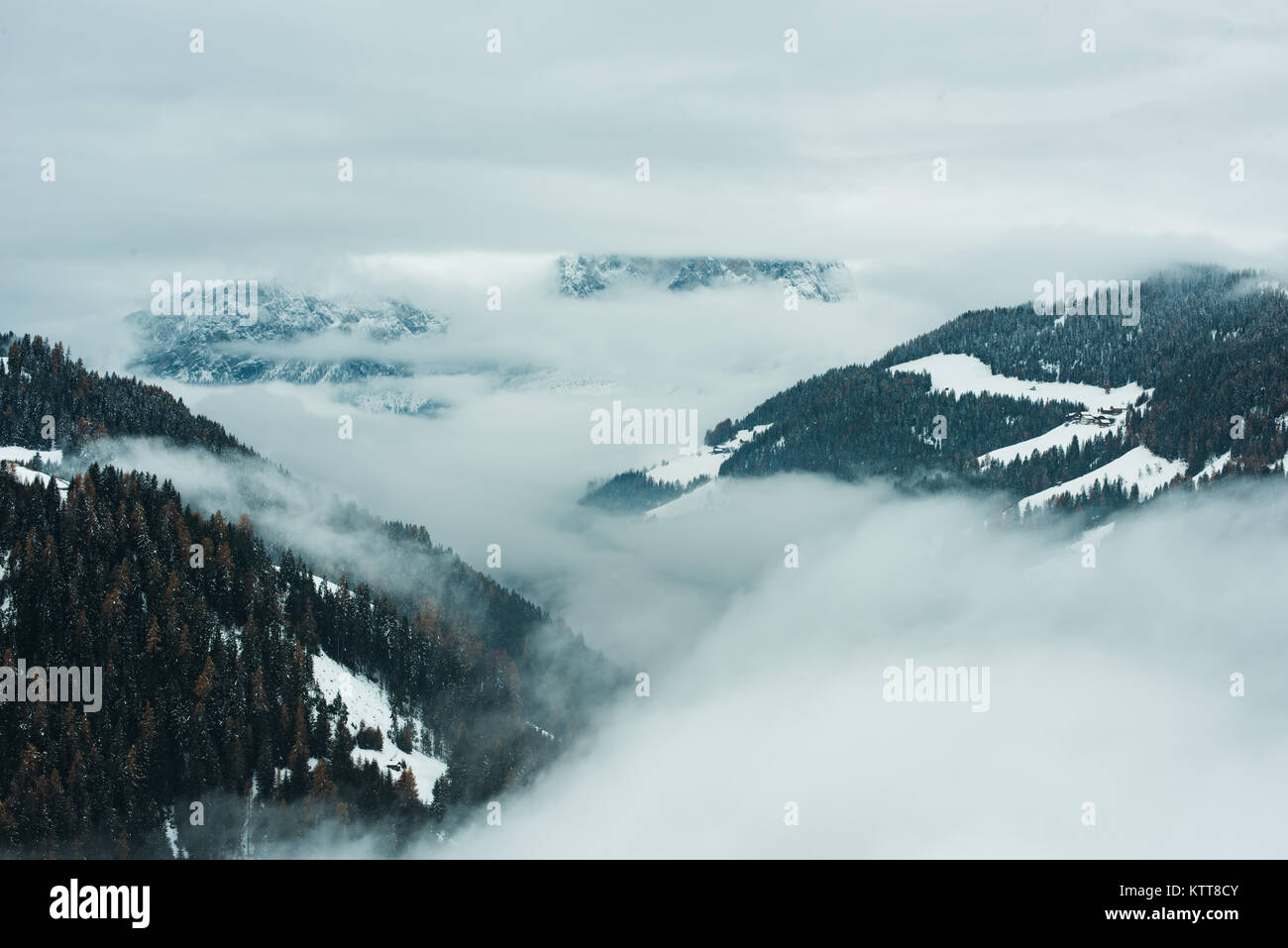 Nebel bedeckt die Vally, Gabler in den italienischen Dolomiten Stockfoto