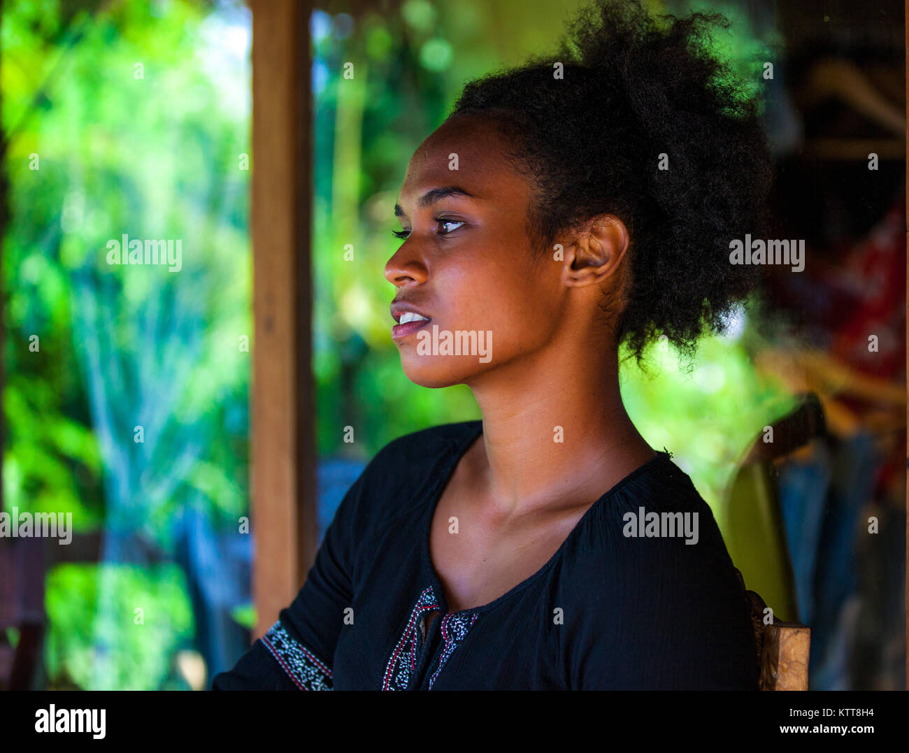 Melanesian Pacific Islander, schöne Mädchen mit Afro, die Hälfte Profil Stockfoto
