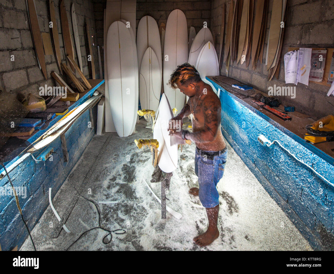 Surfboard Gestaltung Workshop in Bali mit lokalen Shaper aus Java Stockfoto