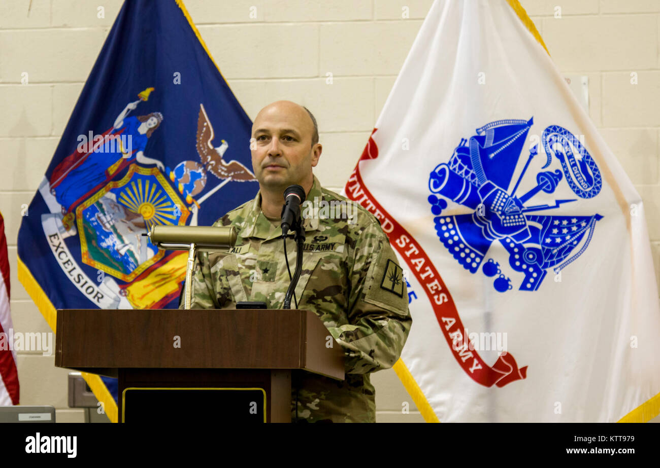 Us-Armee Brig. Gen. Michel Natali liefert eine Nachricht an Soldaten zu den 727 . Militär Polizei Recht und Ordnung Loslösung, der New York Army National Guard angebracht, während der abschiedszeremonie auf dem Camp Smith Training Website, Cortlandt Manor, NY, 26. März 2017. 20 Zwei Soldaten der 727 . Reisen für predeployment Training in Fort Bliss, Texas, und es wird erwartet, dass sie für den Dienst in Afghanistan zurückzukehren. (U.S. Army National Guard Foto: Staff Sgt. Michael Davis) Stockfoto