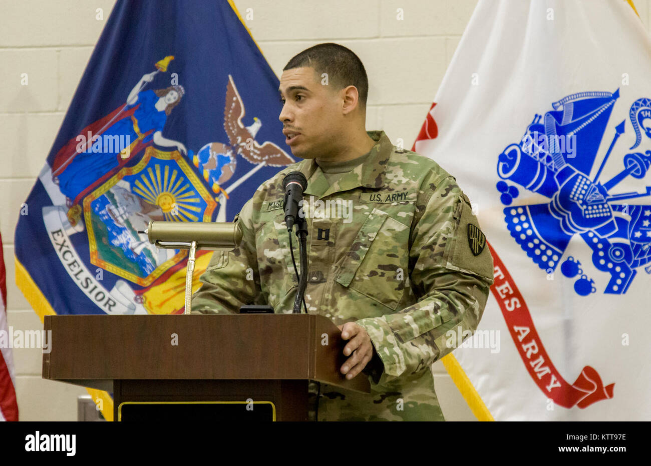 Soldaten der 727 . Militär Polizei Recht und Ordnung Loslösung, der New York Army National Guard angebracht, an die Abschiedszeremonie auf dem Camp Smith Training Website, Cortlandt Manor, NY, 26. März 2017. 20 Zwei Soldaten der 727 . Reisen für predeployment Training in Fort Bliss, Texas, und es wird erwartet, dass sie für den Dienst in Afghanistan zurückzukehren. (U.S. Army National Guard Foto: Staff Sgt. Michael Davis) Stockfoto