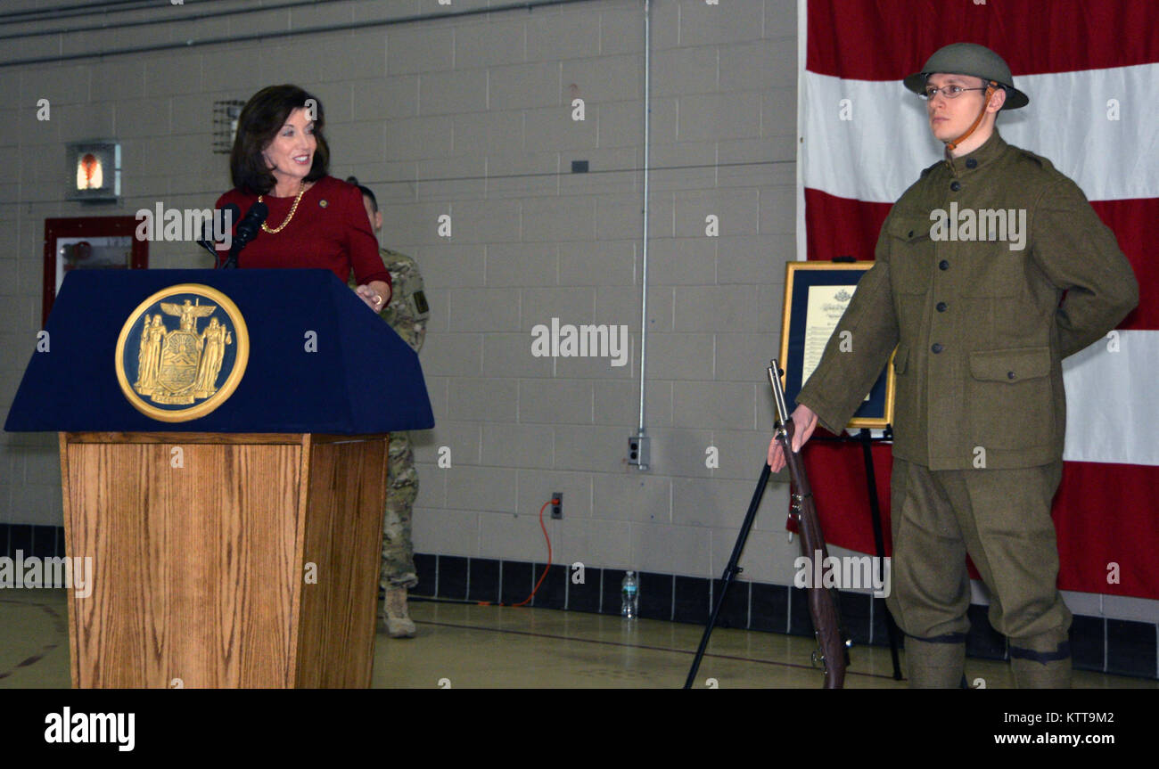 LATHAM, New York - New York State Vizegouverneur Kathy Hochul spricht während einer Ersten Weltkrieg centennial Zeremonie an der New York State Division von Militär und Marine Angelegenheiten Sitz hier am 6. April. Neben der Hervorhebung der 100. Jahrestag der Eintritt der USA in den Ersten Weltkrieg, die Zeremonie auch den Beginn der für New York Weltkrieg Centennial observances markiert und zum Angebot der Erste Weltkrieg Doughboy Color Guard der 42th Infantry Division der New Yorker Nationalgarde. New York National Guard Soldaten, von denen einige nur von Sicherheitsaufgaben an der Mexikanischen Grenze zurückgebracht hatte, Stockfoto