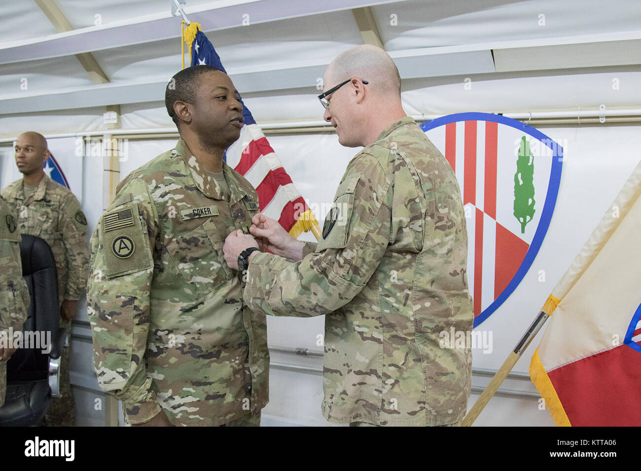 Christopher Coker, ein Brooklyn Bewohner, ist von Oberst Stephen Bousquet, 369 Sustainment Brigade Commander, während einer Zeremonie im Camp Arifjan, Kuwait, 24. April 2017 in den Rang eines Chief Warrant Officer 3 gefördert. Coker ist nach Kuwait, implementiert mit der 369 Sustainment Brigade, bekannt als der "Harlem Hölle Kämpfer", und in diesem Sommer erneut bereitstellen. (U.S. Armee Foto von Sgt. Cesar Leon) Stockfoto