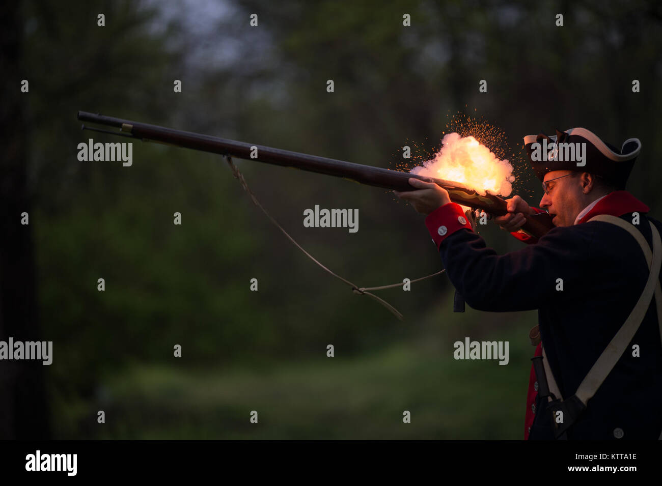 Ton Frankhead, einem reenactor Schildern einer kontinentalen Soldaten mit der ersten New Jersey Regiment, feuert seine Muskete der Beginn einer 12-Meilen-Zone timed ruck März während der Region am Besten Krieger Wettbewerb am 26. April 2017 zu markieren. Vierzehn Soldaten konkurrieren in der dreitägigen Veranstaltung, April 25-27, 2017, das über Ereignisse, einschließlich urbanen Kriegsführung Simulationen, ein 12-Meile ruck März, land Navigation, und die Armee körperliche Fitness testen. Die beiden Gewinner werden in der Army National Guard 2017 besten Krieger Wettbewerb zu konkurrieren, die Army Guard die Besten der Besten und e genannt zu werden. Stockfoto