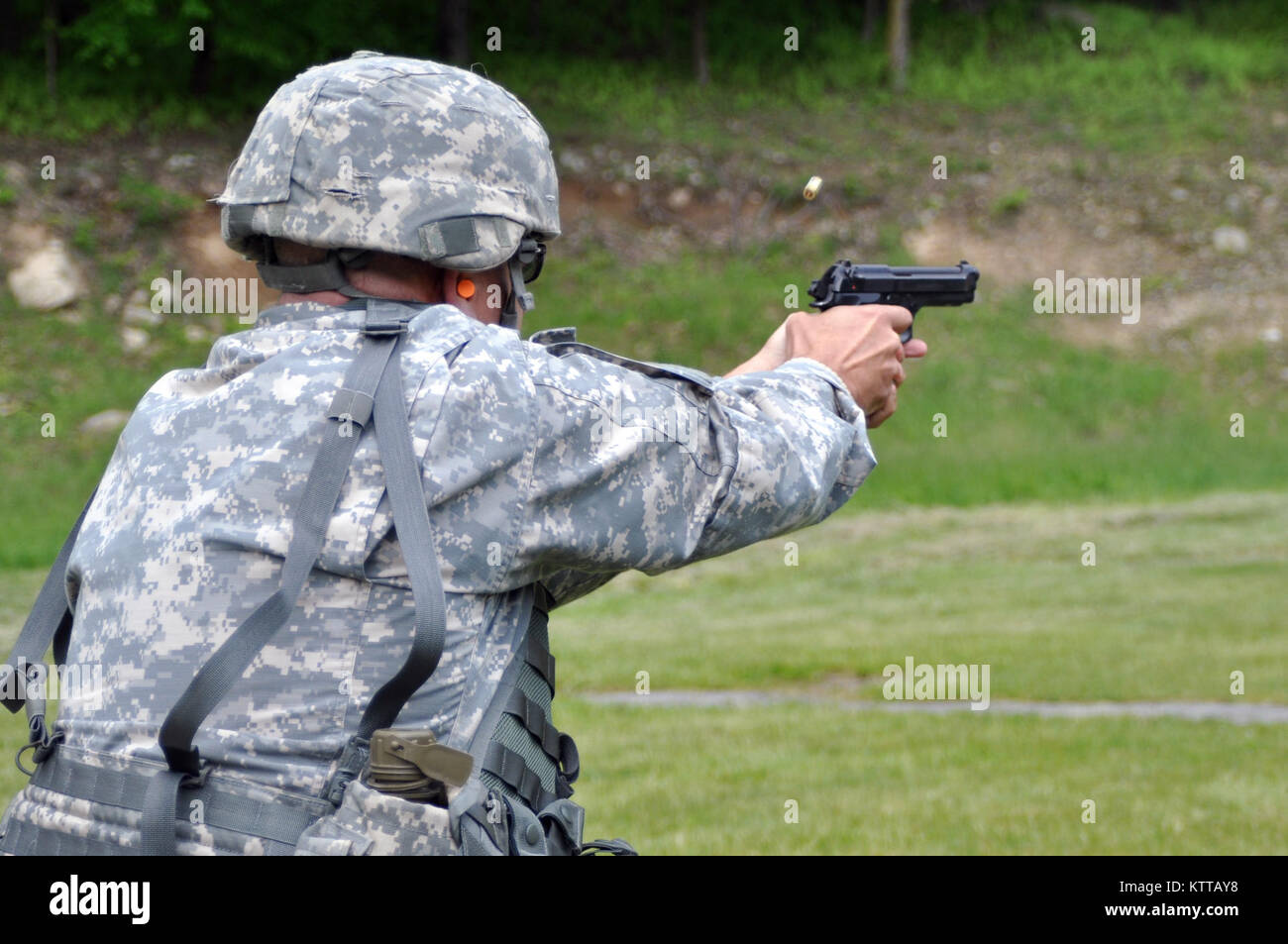 US Army National Guard Soldat, Chief Warrant Officer 3 Douglas Sherman, Warrant Officer Stärke Manager bei Fort Johnson, feuert seine Pistole 9M auf Lager Smith, Cortlandt N.Y., 20. Mai 2017. Sherman war mit seiner Pistole 9 M als einem Jahresbedarf von der Army National Guard qualifizieren. (US Army National Guard Foto von Pfc. Andrew Valenza) Stockfoto