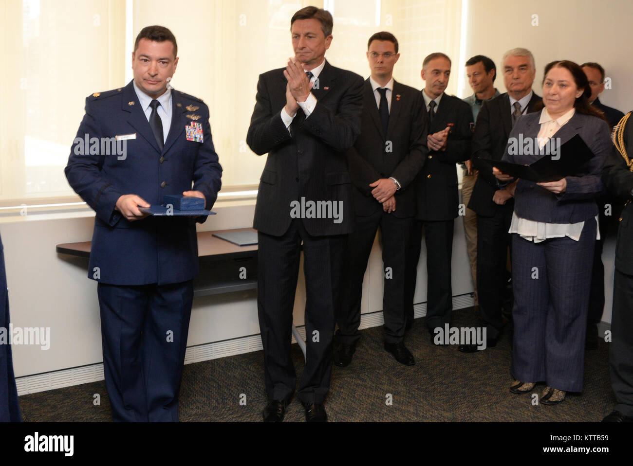 Die Mitglieder der 102. und 103. Rescue Squadrons der 106 Rettung Flügel der New York Air National Guard, die Slowenische Medaille für Verdienste im militärischen Bereich durch den Präsidenten Borut Pahor Slowenien ausgezeichnet Am 21. Mai 2017. Die Zeremonie zu Ort bei der Ständigen Mission der Republik Slowenien Büro bei den Vereinten Nationen, NEW YORK, NY für ihre international Rescue Mission des Schiffes Tamar, die am 24. April begann Beihilfen für Besatzungsmitglieder in einer Explosion an Bord verletzt zu rendern. (U.S. Air National Guard Foto von Kapitän Michael O'Hagan) Stockfoto