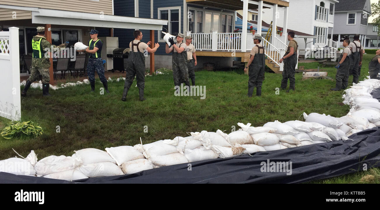 Reserve-Matrosen und Marinesoldaten, die auch Mitglieder der New York Naval Miliz Operationen Sandsack am Sodus Point, NY am 31. Mai 2017. Mitglieder der Nationalgarde von New York und der New York Naval Miliz, die auch von der Adjutant General of New York befohlen wird, haben mehr produziert und 677.000 Sandsäcke zu helfen, die steigenden Wassern des Lake Ontario seit enthalten gerichtet, um lokale Beamte am 3. Mai von New Yorker Gouverneur Andrew M. Cuomo zu unterstützen. Der New York Naval Miliz besteht aus US-Navy und Marine Corps Reserve Mitglieder, die auch ehrenamtlich, staatlichen Abgaben beim Aufruf durchzuführen. Ein sma Stockfoto
